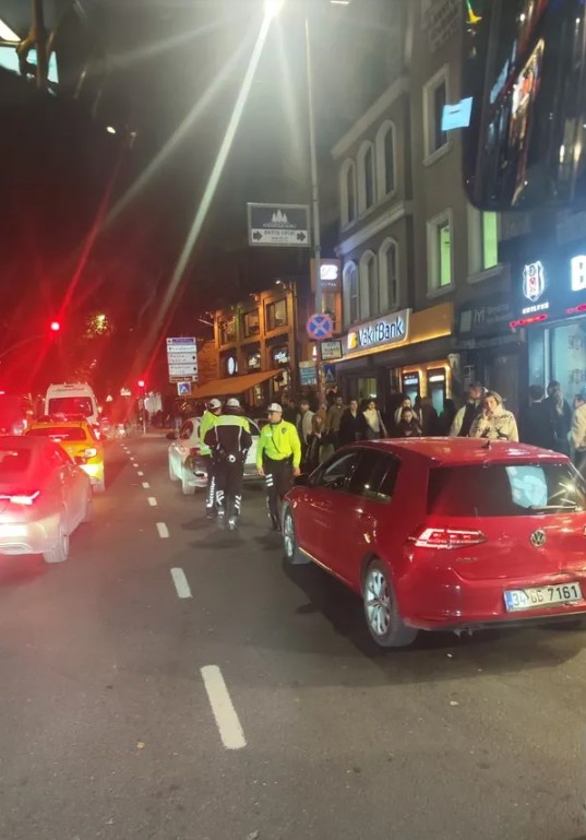 Beşiktaş'ta zincirleme trafik kazası! 3 araç birbirine girdi